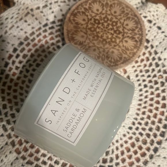 Saddle & Cardamom Scented Candle - Picture 3 of 13